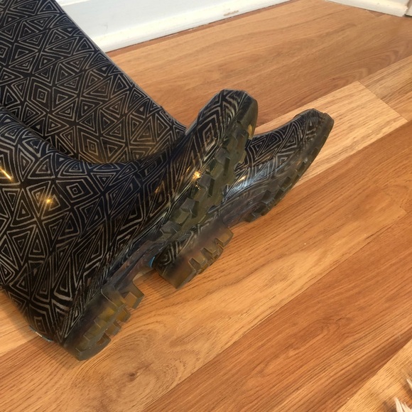 TOMS Cabril Rain Boots! 🖤🤍 - Picture 5 of 6